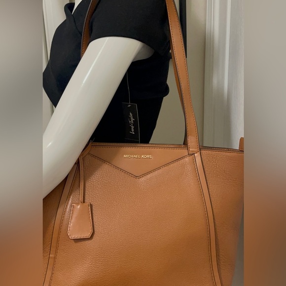 Michael Kors beautiful tan color leather bag classic  comes with their desk bag - Picture 3 of 16
